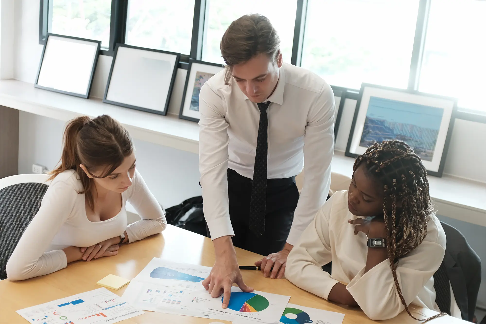 Equipe OG Serviços analisando compliance tributário