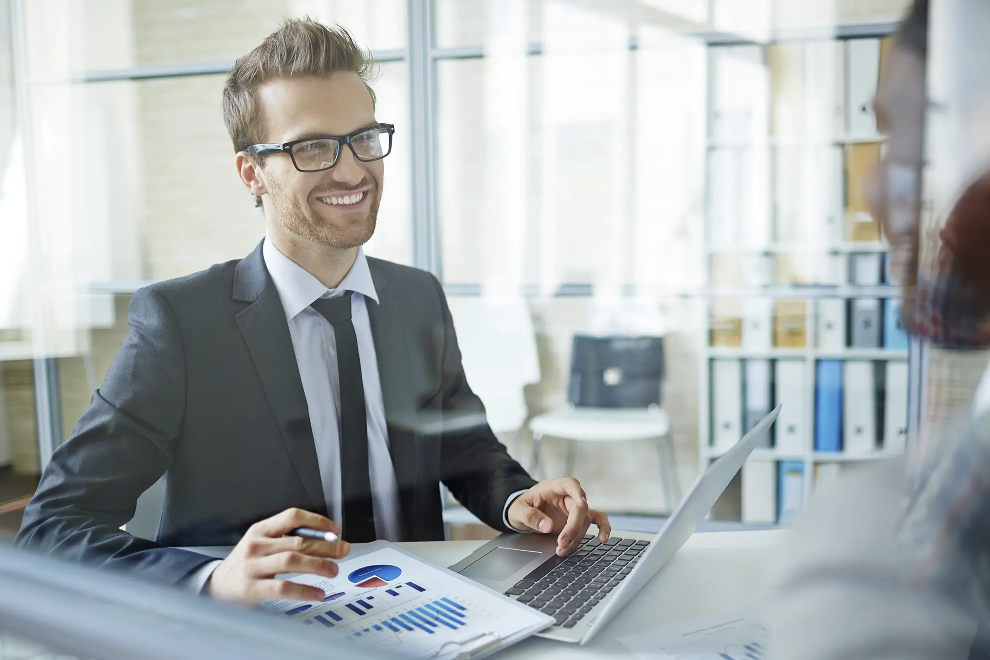 Consultora OG Serviços orientando cliente sobre recuperação de crédito