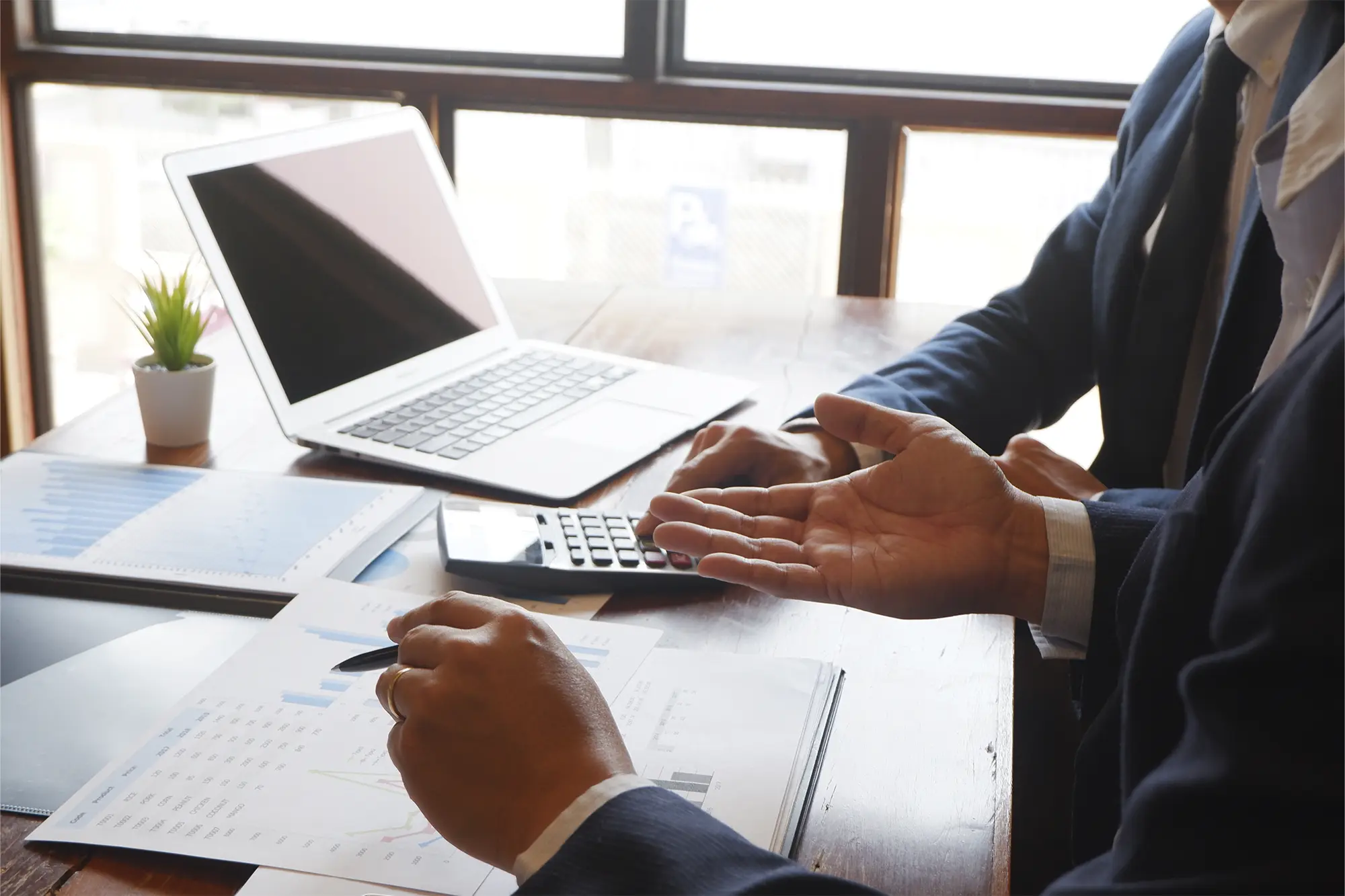 Especialistas OG Serviços analisando relatórios financeiros