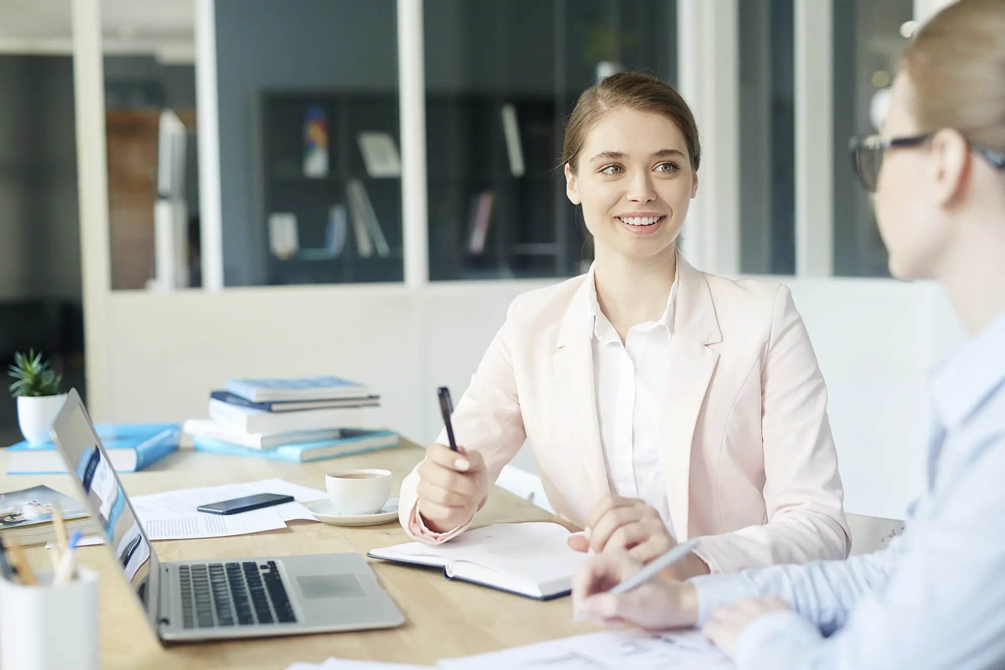 Consultores OG Serviços esclarecendo dúvidas frequentes de clientes