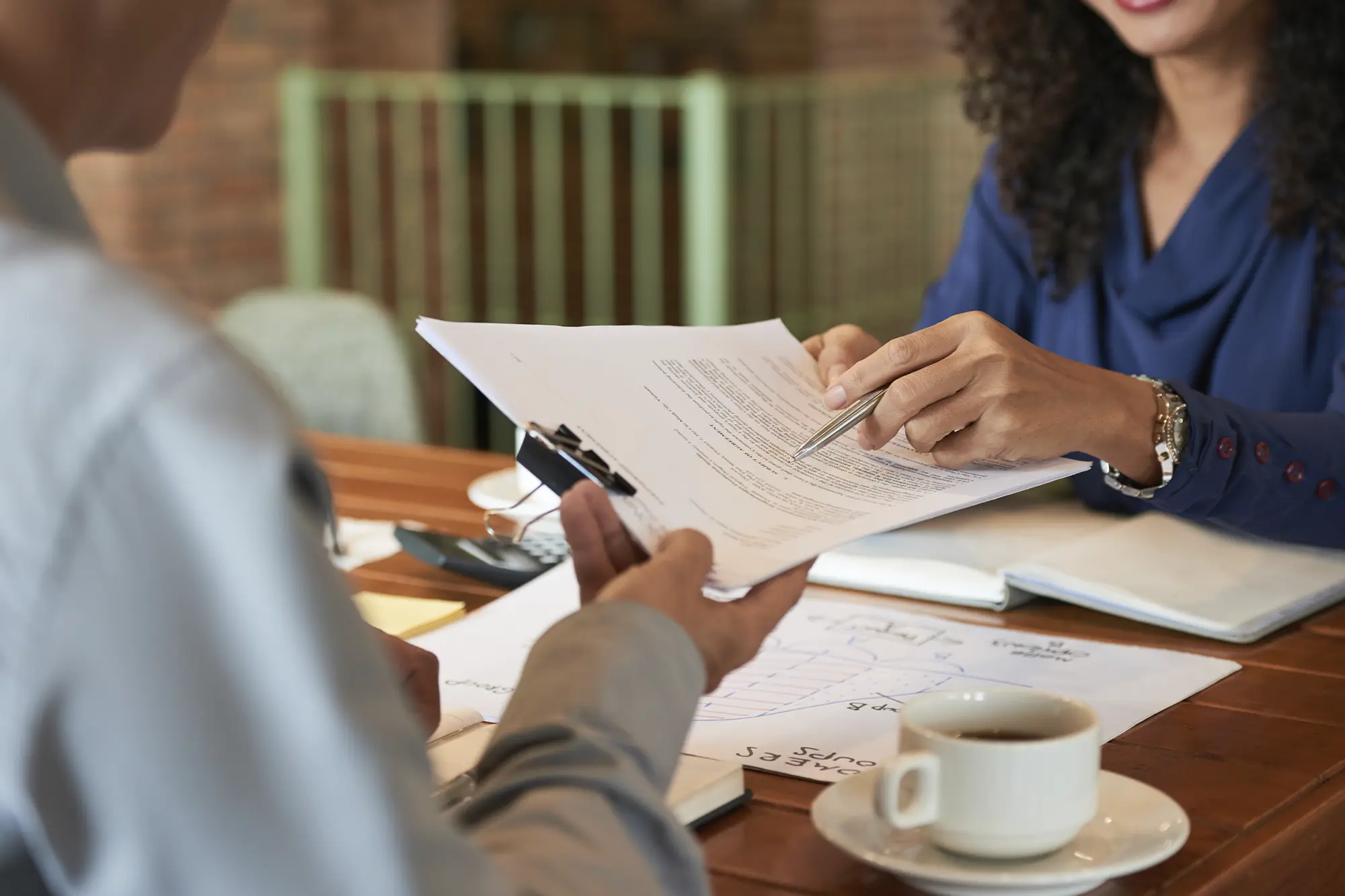 Equipe OG Serviços em reunião de consultoria empresarial